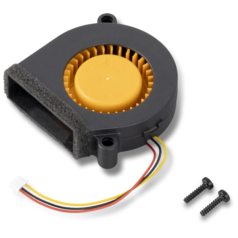 Ventilateur de refroidissement de la pièce Snapmaker U1 représenté en perspective avec le conduit de sortie d'air, le connecteur de câble et le jeu de vis.