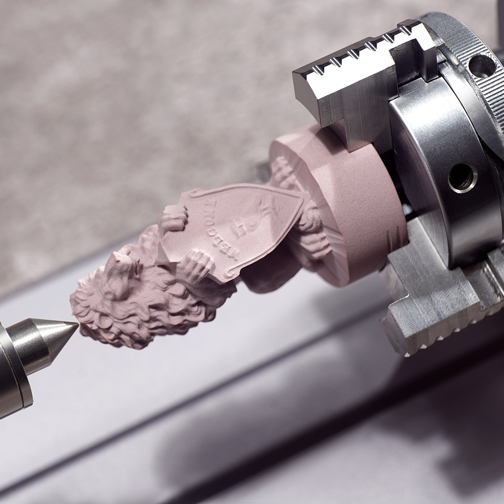 Nauwkeurige CNC- en lasergravure van gedetailleerde kunstwerken met behulp van de Snapmaker Rotary Module.