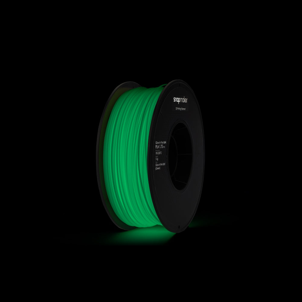 Das im Dunkeln leuchtende grüne PLA-Filament von Snapmaker wird im Dunkeln präsentiert, um seinen Leuchteffekt bei 3D-Drucken zu demonstrieren.